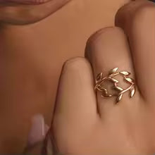 The Laurel Ring – A Symbol of Grace