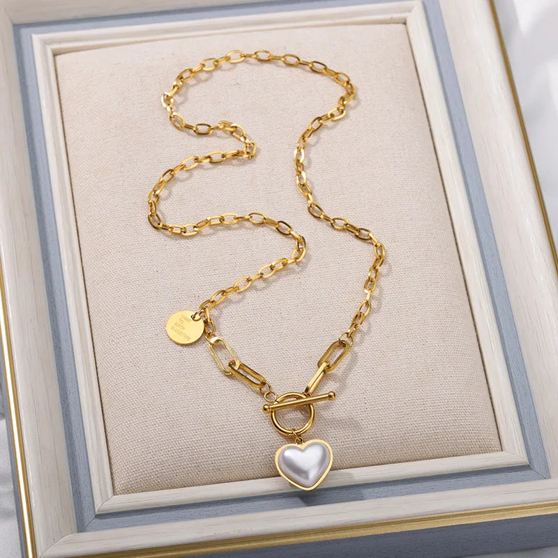 Collar con colgante de corazón de perla dorada de Cindy